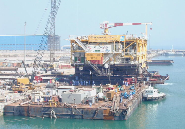 شرکت مجتمع گاز پارس جنوبی در شهرستان عسلویه و کنگان از شهرستانهای استان بوشهر در کنار ساحل خلیج فارس در قالب دو سایت صنعتی مستقر شده است. (مراحل ساخت سکوی بهرهبرداری فاز ۲ و ۳ در سال ۱۳۷۹)