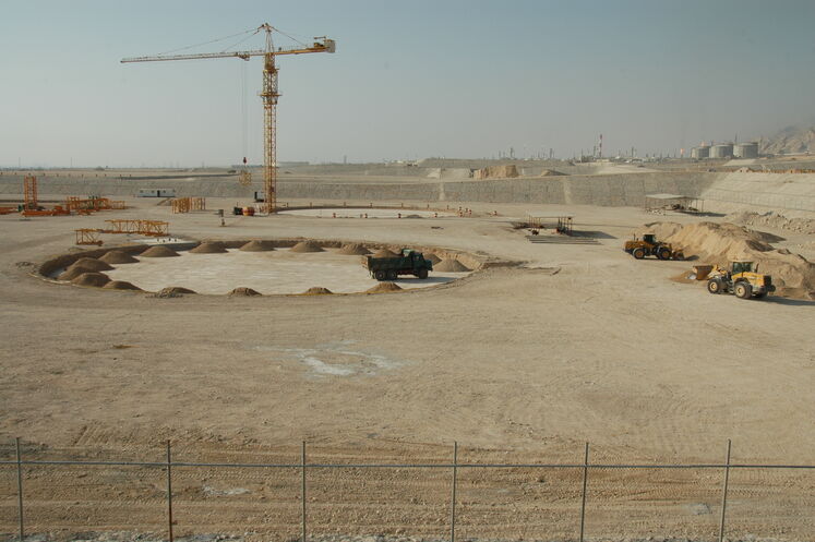 فازهای پارس جنوبی با سرعت در حال تکمیل بود و این موضوع عمران و آبادی را هم به مردم بوشهر و عسلویه وعده میداد. (فازهای عسلویه در حال ساخت در سال ۱۳۸۷)