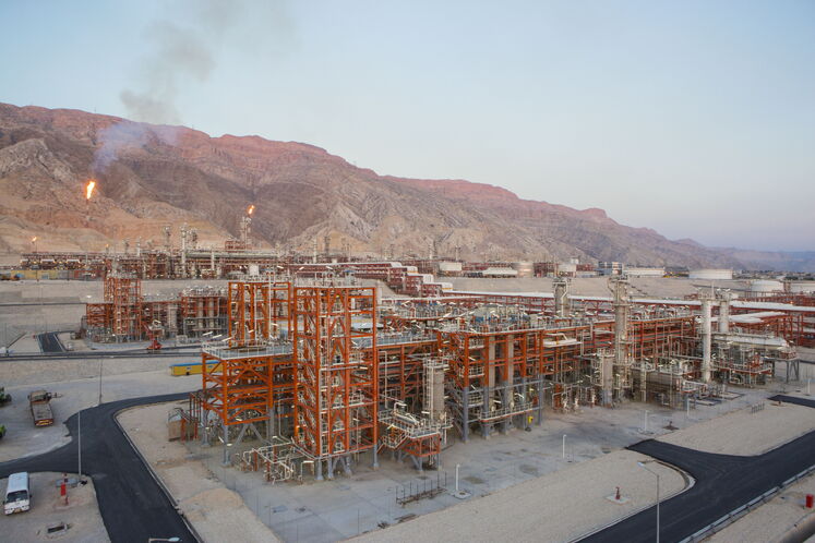 نخستین تولید رسمی در پالایشگاههای پارس جنوبی در سال ۱۳۸۰ آغاز شد که روزانه ۶۰ میلیون مترمکعب خوراک از سکوهای سرچاهی دریافت و ۵۰ میلیون مترمکعب در روز گاز طبیعی تولید و شیرینسازی کردند. (فازهای ۱۶ و ۱۵ پارس جنوبی عسلویه در سال ۱۳۹۴)