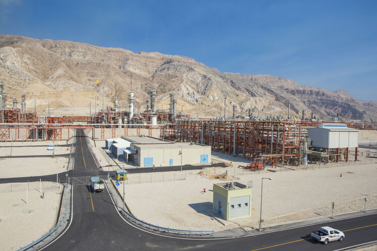 مجموعه پارس جنوبی افزون بر خدمات تولید گاز، اقدامهای قابل توجه و مؤثری در بخش فرهنگ، آموزش، سلامت، اشتغال و حمایت از محیط زیست منطقه انجام میدهد. (فازهای ۱۶ و ۱۵ پارس جنوبی عسلویه در سال ۱۳۹۴)