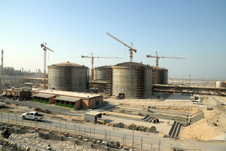 خوراک دریافتی پالایشگاههای سیزدهگانه عسلویه از سکوهای پارس جنوبی در سال ۱۴۰۲ به روزانه ۶۵۰ میلیون مترمکعب رسیده است. (پالایشگاه گاز فاز ۲۰ و ۲۱ پارس جنوبی در سال ۱۳۹۵)