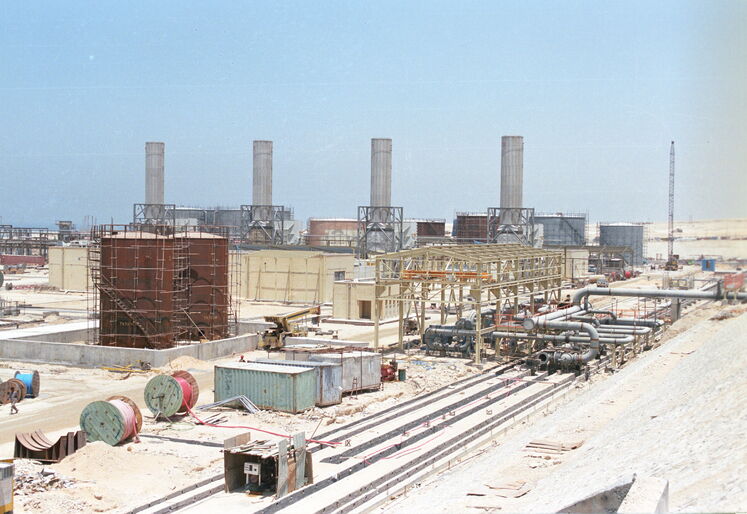 پارس جنوبی از نظر منابع مادی، مهمترین و باارزشترین منبع اقتصادی و ثروت و گنجینه عظیم و بینظیر ملی بهشمار میرود. (فاز یک پارس جنوبی در حال ساخت در سال ۱۳۸۱ )