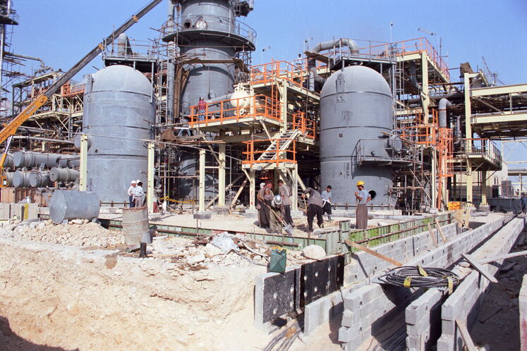 این فرصتهای شغلی نه تنها شامل نیروهای بومی منطقه شد بلکه جوانان زیادی برای کسب مهارت و تجربه در این سالها راهی عسلویه شدند. (فاز یک پارس جنوبی در حال ساخت در سال  ۱۳۸۱)