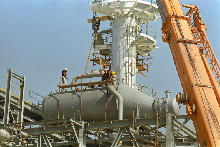 کارکنان مجموعه پارس جنوبی هم با انگیزه حداکثری با همه توان پیشبرد توسعه را دنبال میکردند. (فاز یک پارس جنوبی در حال ساخت در دهه ۸۰)