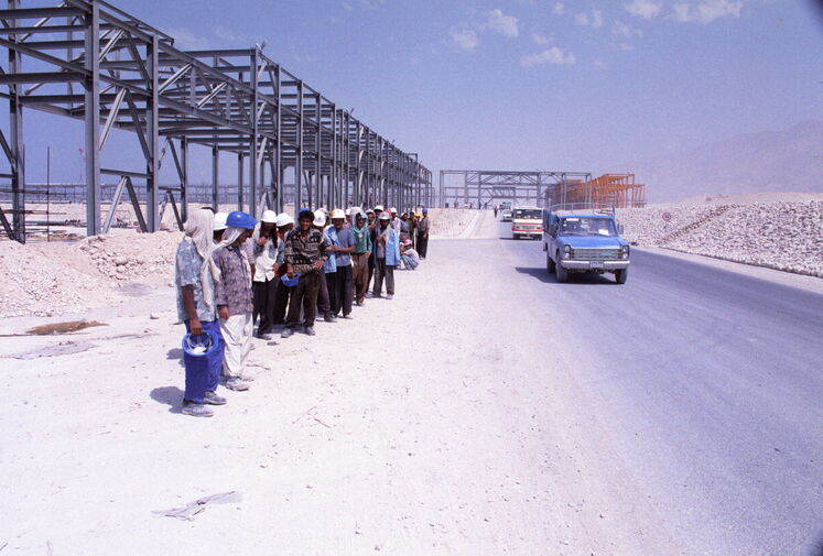 توسعه پارس جنوبی و ساخت پالایشگاههای آن در سه دهه اخیر فرصتهای شغلی فراوانی ایجاد کرده است. (تأسیسات پارس جنوبی در حال ساخت در سال ۱۳۷۹)