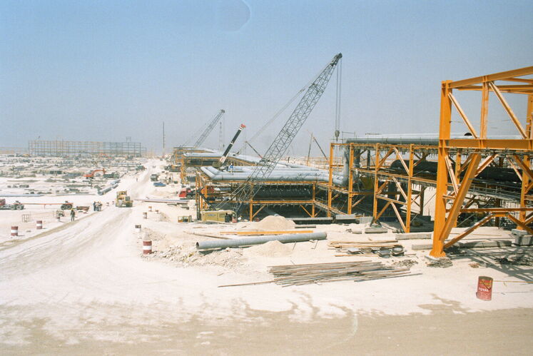 توسعه میدانها و پالایشگاههای پارس جنوبی بهعنوان هدفی راهبردی در همه دولتهای جمهوری اسلامی پس از انقلاب دنبال شده است. (فازهای ۴ و ۵ پارس جنوبی در حال ساخت در سال ۱۳۸۲)