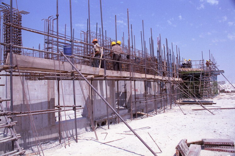 طراحی و اجرای توسعه مجتمع پارس جنوبی را شرکت نفت و گاز پارس از شرکتهای فرعی نفت ایران انجام داده است. (تأسیسات پارس جنوبی در حال ساخت در سال ۱۳۷۹)