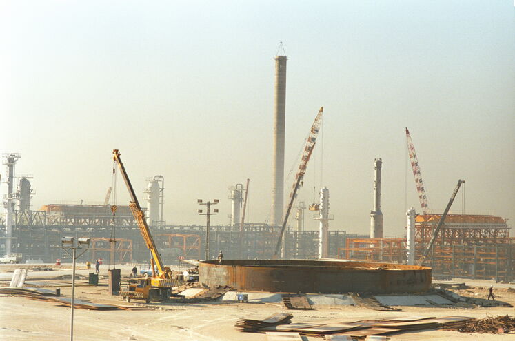 در همه این سالها مردم کشور اخبار امیدوارکنندهای از توسعه در پارس جنوبی میشنیدند. (فاز یک پارس جنوبی در حال ساخت در دهه ۸۰)