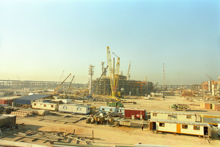 این توسعه با هدف صرفهجویی در انرژی، صادرات گاز، میعانات گازی و گاز مایع (الپیجی)، ارائه میعانات گازی بهعنوان خوراک و منبعی پایدار و ارزان به صنایع پتروشیمی و تحویل اتان موجود در گاز منطقه که حدود ۵.۵ درصد برآورد شده به پتروشیمی برای تولید اتیلن و مشتقات دنبال شد. (فاز یک پارس جنوبی در حال ساخت در دهه ۸۰)