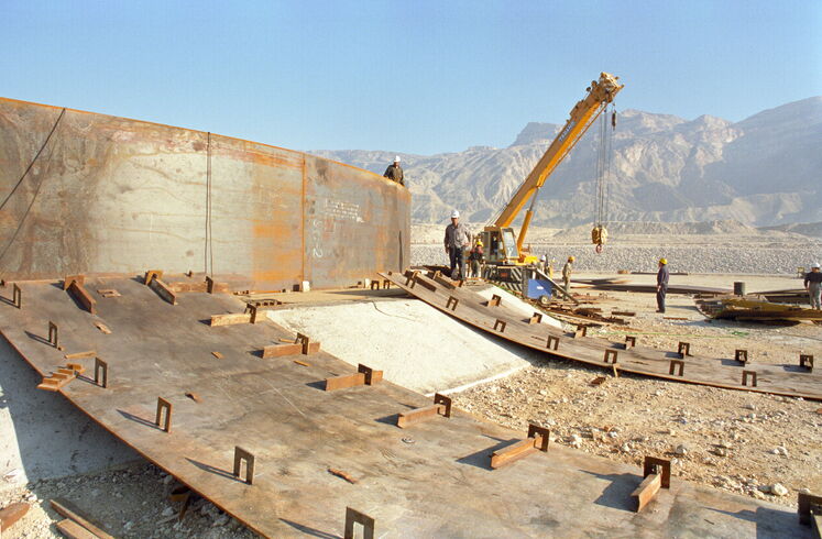 موقعیت پالایشگاههای گاز در سایتهای ۱ و ۲ بوده که در شهرستانهای عسلویه و کنگان شامل ۲۴ فاز گازی است که فازهای ۱ تا ۱۰ و ۱۵ تا ۲۱ در سایت ۱ (عسلویه) و فازهای ۱۱ تا ۱۴، فاز ۱۹ و فازهای ۲۲ تا  ۲۴ در سایت ۲ (کنگان) قرار دارند. (فاز یک پارس جنوبی در حال ساخت در دهه ۸۰)