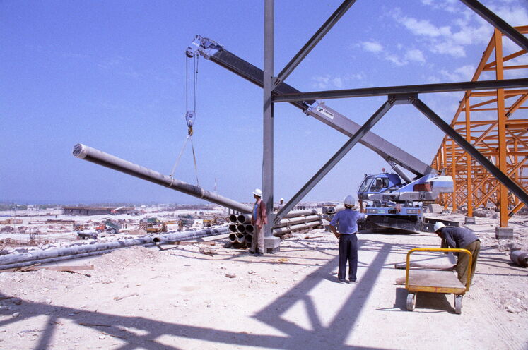 ساخت و توسعه پارس جنوبی با بهرهگیری از توان متخصصان جوان کشور آغاز شد و ادامه یافت. (تأسیسات پارس جنوبی در حال ساخت در سال ۱۳۷۹)