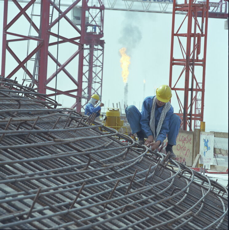 اهداف توسعهای پارس جنوبی برای ایران پاسخگویی به نیاز روزافزون مصرف گـاز، استفاده از گاز طبیعی به جای نفت و فرآوردههای آن و افزایش سهم گــاز در سبد انرژی مصرف داخلی بوده است. (فاز ۴ و ۵ پارس جنوبی در حال ساخت در سال ۱۳۸۲)