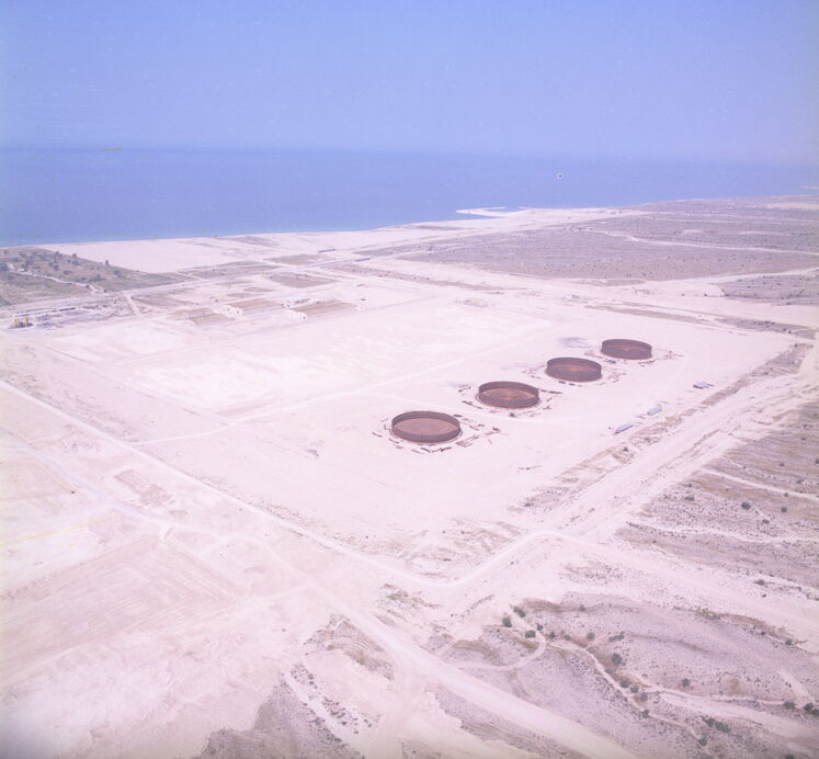 این شرکت عهدهدار مسئولیت بهرهبرداری از تأسیسات خشکی فازهای چندگانه میدان گازی پارس جنوبی شد. (نمای هوایی از تأسیسات در حال ساخت پارس جنوبی در سال ۱۳۷۸)