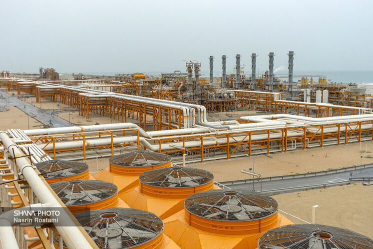 افزایش دریافت خوراک از سکوهای پارس جنوبی توسعه تولید محصولات جانبی را در این سالها در پی داشته و ارزآوری قابلتوجهی برای کشور به همراه آورده است. (پالایشگاه دهم پارس جنوبی در سال ۱۴۰۱)