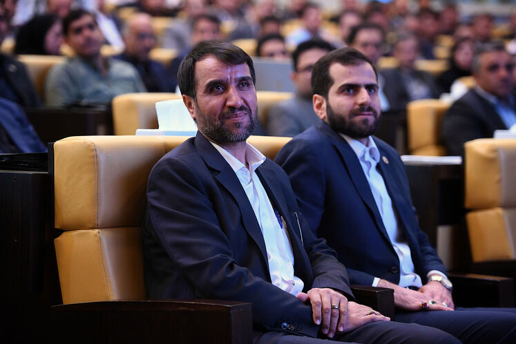 از چپ: مرتضی شاهمیرزایی، مدیرعامل شرکت ملی صنایع پتروشیمی و محمدرضا حیدرزاده، مدیرعامل شرکت پلیمر آریاساسول