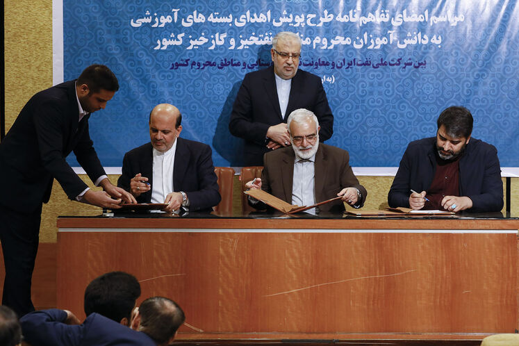 آیین امضای تفاهمنامه اجرای پویش اهدای بستههای آموزشی به دانشآموزان محروم