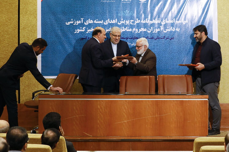 آیین امضای تفاهمنامه اجرای پویش اهدای بستههای آموزشی به دانشآموزان محروم
