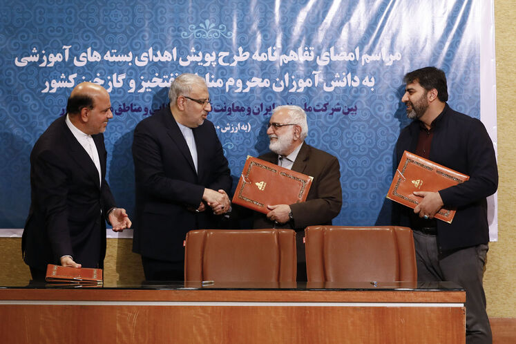 آیین امضای تفاهمنامه اجرای پویش اهدای بستههای آموزشی به دانشآموزان محروم