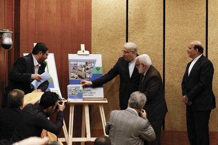 آیین امضای تفاهمنامه اجرای پویش اهدای بستههای آموزشی به دانشآموزان محروم