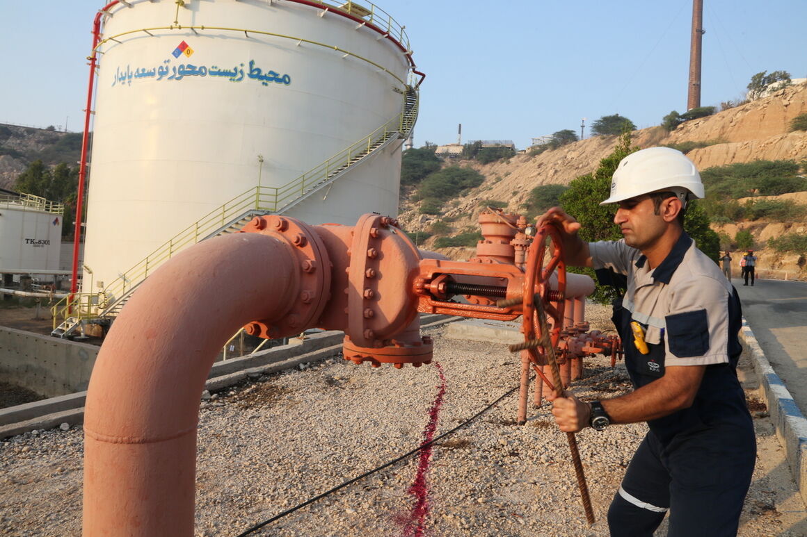 مانور مقابله با شرایط اضطراری و مدیریت بحران در منطقه عملیاتی خارک برگزار شد مانور مقابله با شرایط اضطراری و مدیریت بحران در منطقه عملیاتی خارک برگزار شد