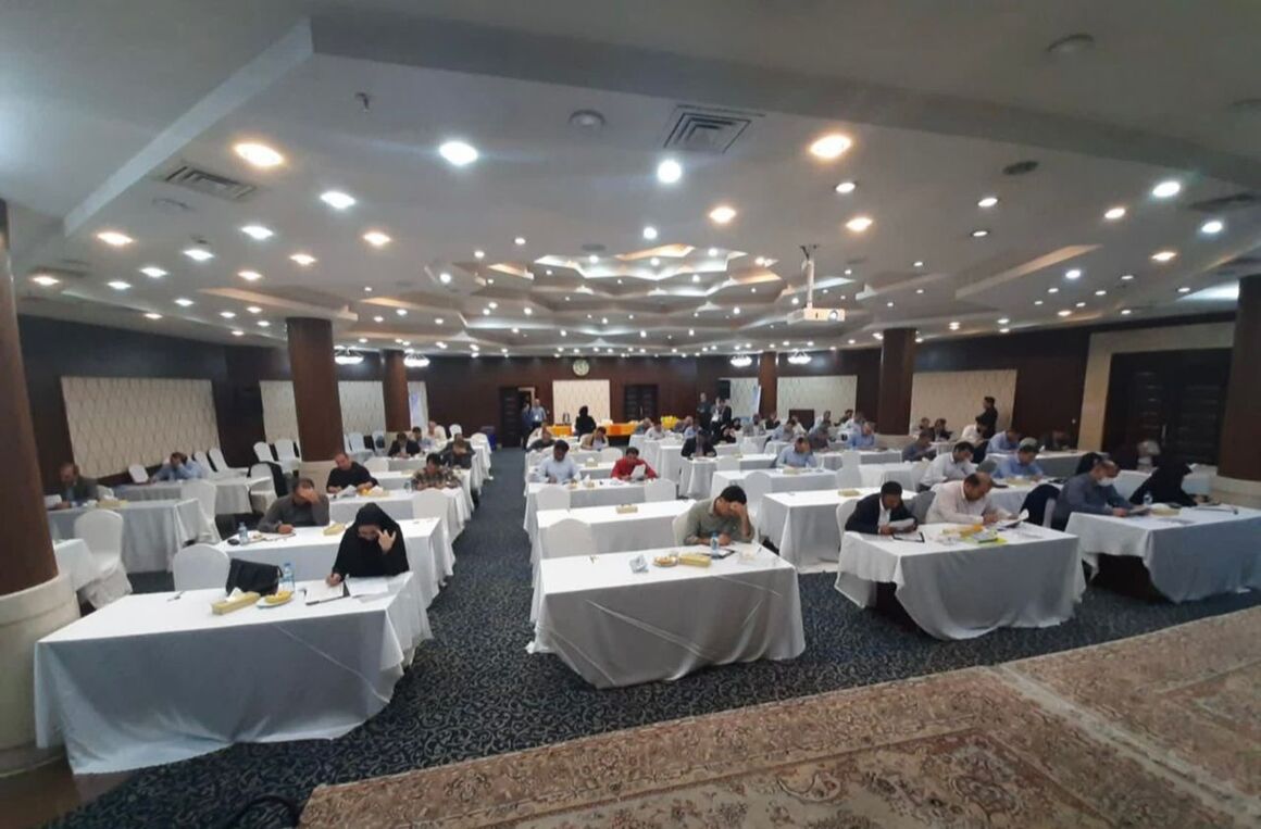 آزمون گواهینامه صلاحیت حرفه‌ای اعضای کمسیون مناقصات در کرمانشاه برگزار شد