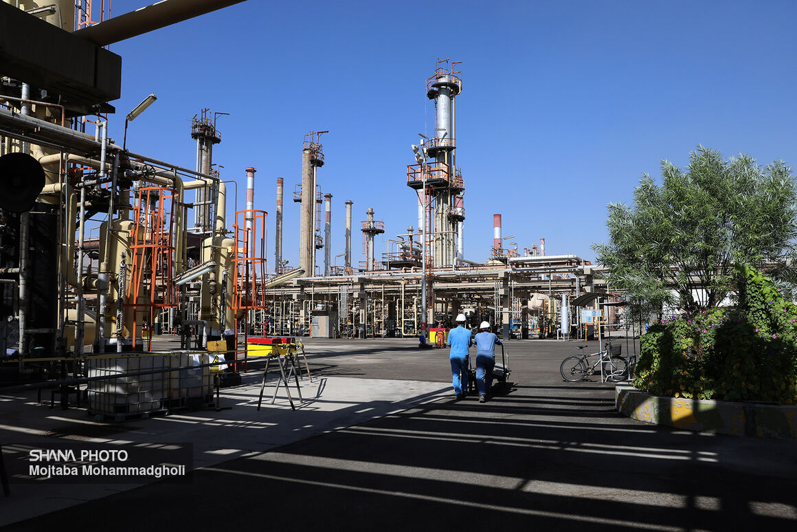 ساخت بزرگ‌ترین نیروگاه خورشیدی کشور در هلدینگ پتروپالایشی اصفهان/ پردیس نفت‌ و انرژی‌ «نصف جهان» تشکیل می‌شود