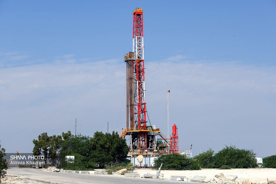 مشعل سومین حلقه چاه گازی در بخش خشکی میدان کیش روشن شد مشعل سومین حلقه چاه گازی در بخش خشکی میدان کیش روشن شد