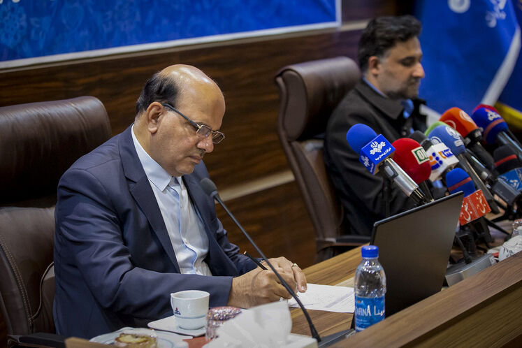 روحالله دهقانی فیروزآبادی، معاون علمی، فناوری و اقتصاد دانشبنیان رئیسجمهوری  و محسن خجستهمهر، مدیرعامل شرکت ملی نفت ایران در آیین امضای تفاهمنامه تأسیس مرکز راهبردی هوش مصنوعی و میدانهای نفت و گاز دیجیتال