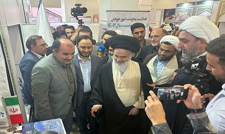 بازدید رئیس جامعه مدرسان حوزه علمیه قم از غرفه وزارت نفت بازدید رئیس جامعه مدرسان حوزه علمیه قم از غرفه وزارت نفت