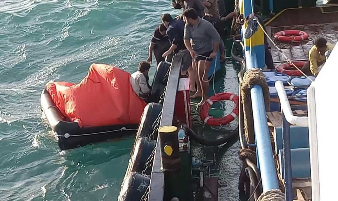 نجات ۶ خدمه لنج باری در خلیج‌فارس