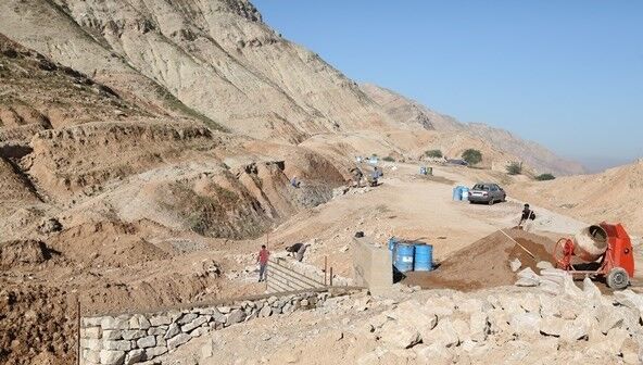 بهسازی جاده دسترسی به روستای پاگچ لَهبَری به همت نفت و گاز مسجدسلیمان