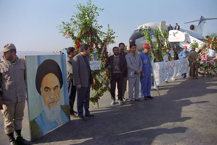 چندی بعد به سمت مدیر شرکت ملی مناطق نفتخیز جنوب منصوب شد. فعالیت در این سمت تا زمان نخست وزیری محمدعلی رجایی ادامه داشت.