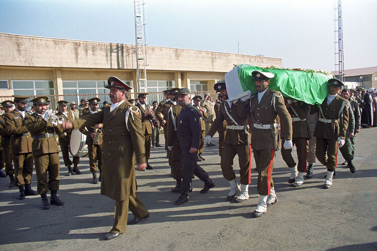 نهم آبان ۱۳۵۹، درحالیکه حدوداً یک ماه از دوره وزارتش گذشته بود، برای بازدید از پالایشگاه نفت آبادان عازم منطقه بود که در جادهٔ ماهشهر-آبادان به همراه معاون و دیگر همراهانش به اسارت نیروهای ارتش متجاوز عراق درآمد.