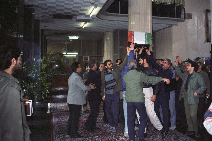 سرانجام پس از پایان گرفتن جنگ و تبادل اسرا و کشته شدگان میان دو طرف، پیکر مهندس محمدجواد تندگویان که در اثر شکنجه در عراق جان سپرده بود، به کشور بازگردانده و ۲۵ آذر ۱۳۷۰ در ایران به خاک سپرده شد.