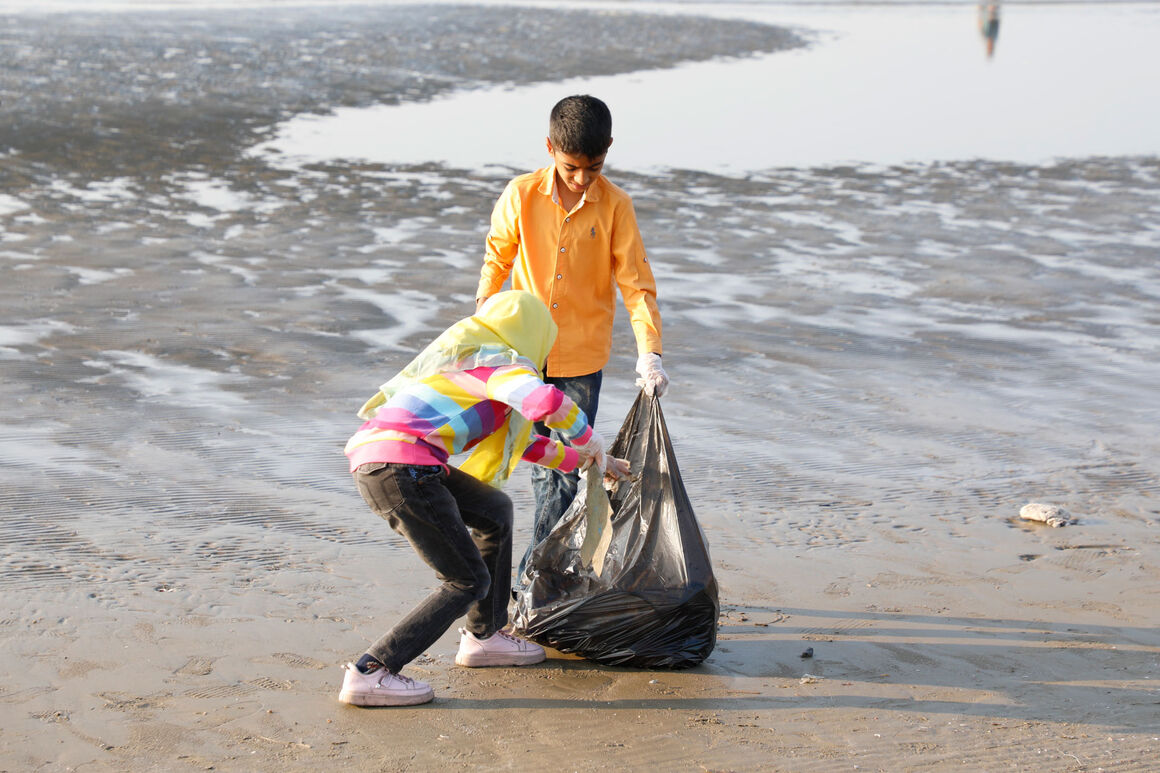 خانواده پالایشگاه ستاره خلیج‌ فارس ساحل بندرعباس را پاکسازی کردند