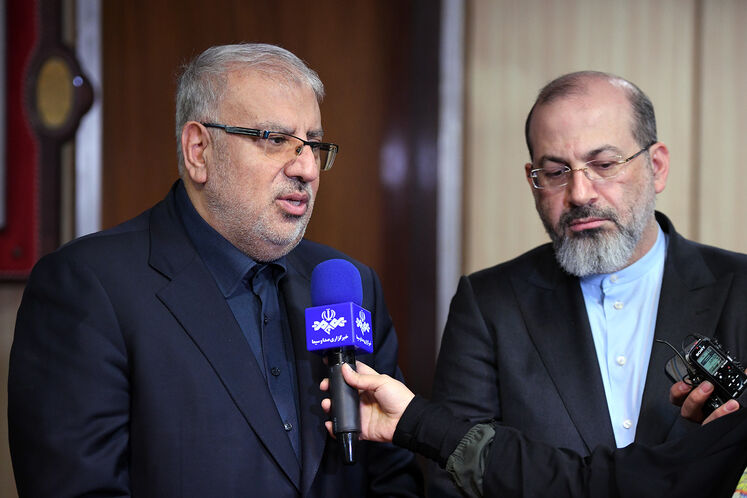 احمدرضا دستغیب، رئیس کل دیوان محاسبات کشور و جواد اوجی، وزیر نفت در جمع خبرنگاران