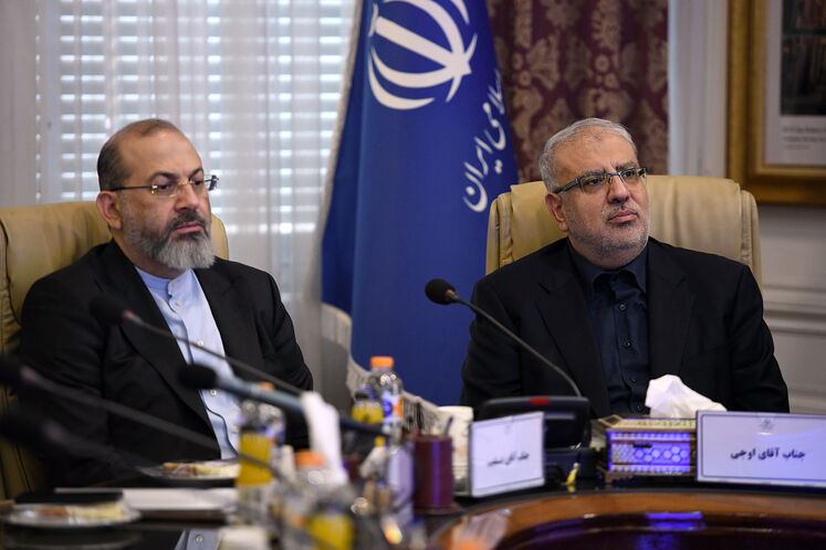 جواد اوجی، وزیر نفت و  احمدرضا دستغیب، رئیس کل دیوان محاسبات کشور