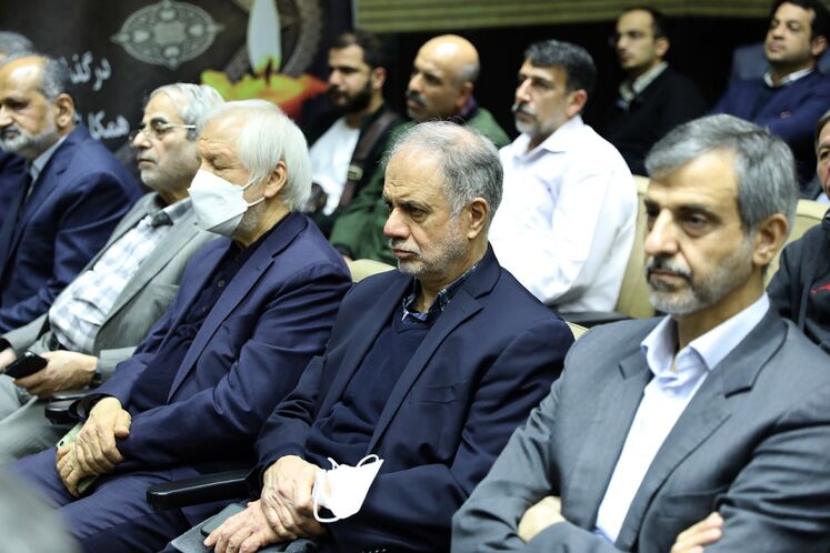 از راست: محمدرضا زهیری، مدیرعامل پیشین شرکت مهندسی و ساخت تاسیسات دریایی ایران، علی کاردر، مدیرعامل پیشین شرکت ملی نفت ایران و سیدمجید هدایت‌زاده
