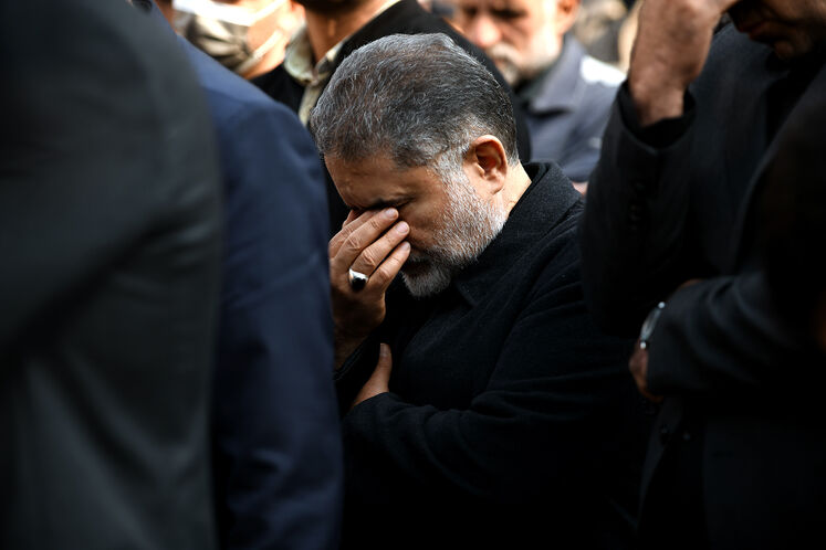 جواد اوجی، وزیر نفت بر سر مزار شهدای گمنام در مقبره‌الشهدای وزارت نفت