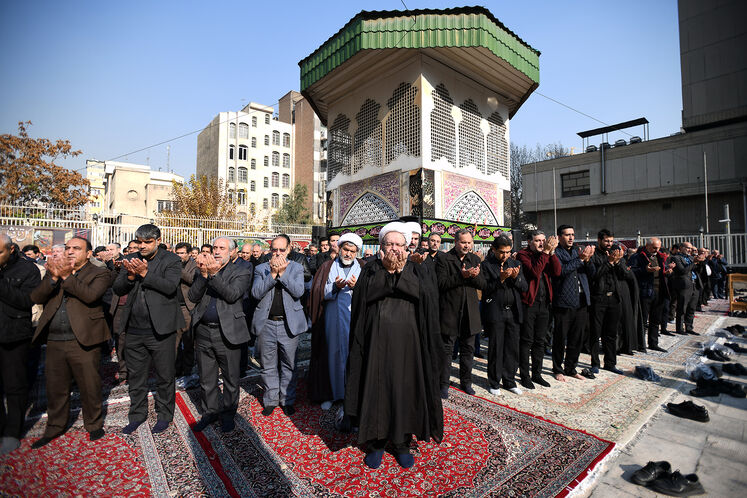 جواد اوجی، وزیر نفت بر سر مزار شهدای گمنام در مقبره‌الشهدای وزارت نفت
