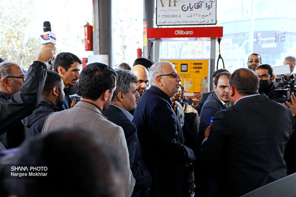 Owji visits Tehran gas stations following software problem, says services will be back to normal within hours
