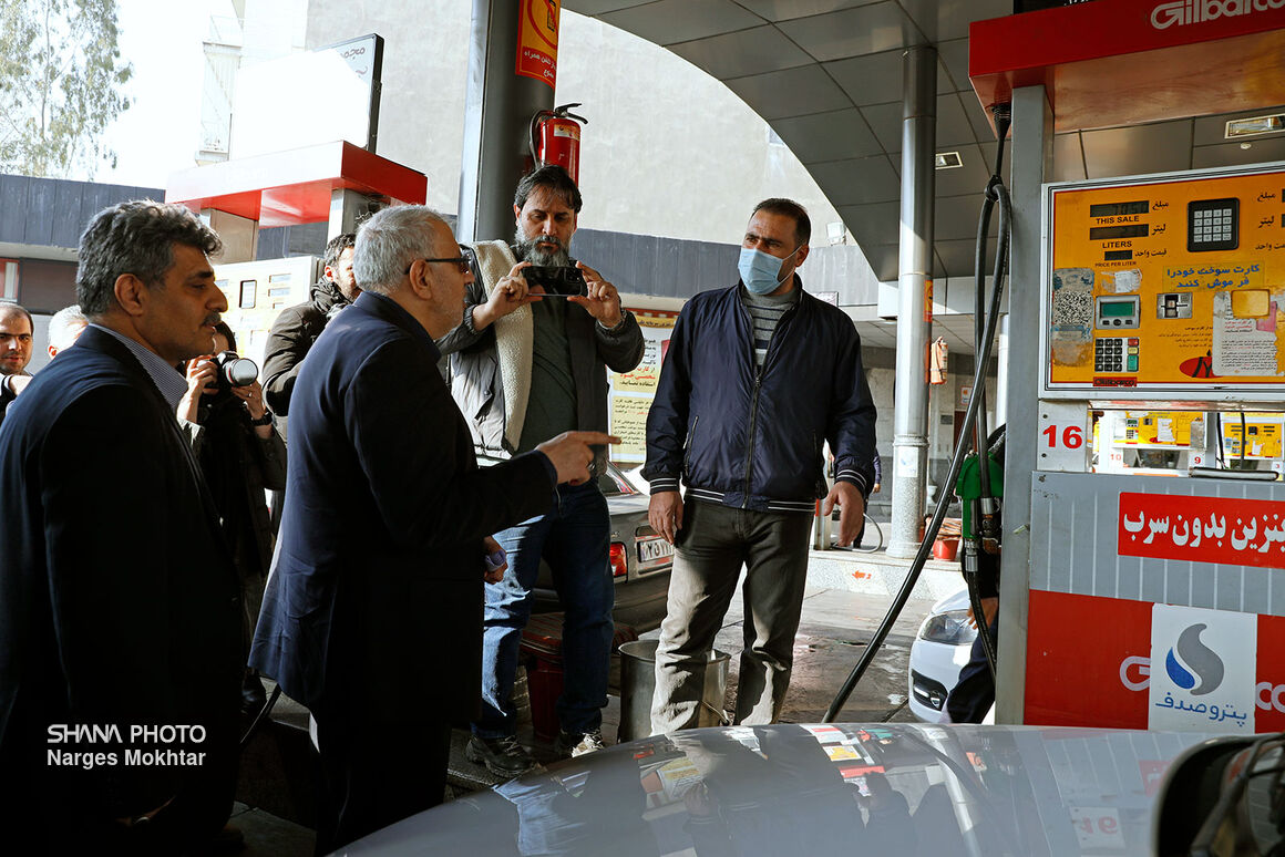 Owji visits Tehran gas stations following software problem, says services will be back to normal within hours