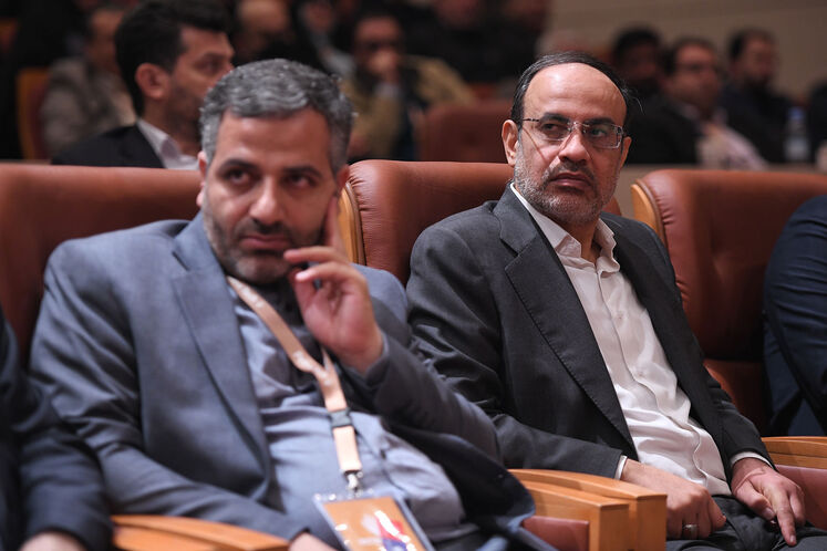 از راست:  علیرضا مهدی‌زاده، مدیرعامل شرکت نفت فلات قاره و محمد چهاردولی، رئیس دانشگاه صنعت نفت