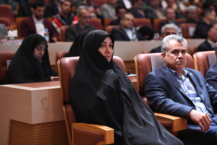 از راست: مهدی حیدری، مدیرعامل شرکت مناطق نفت مرکزی و مریم مقدسی، مشاور وزیر نفت در امور زنان و خانواده