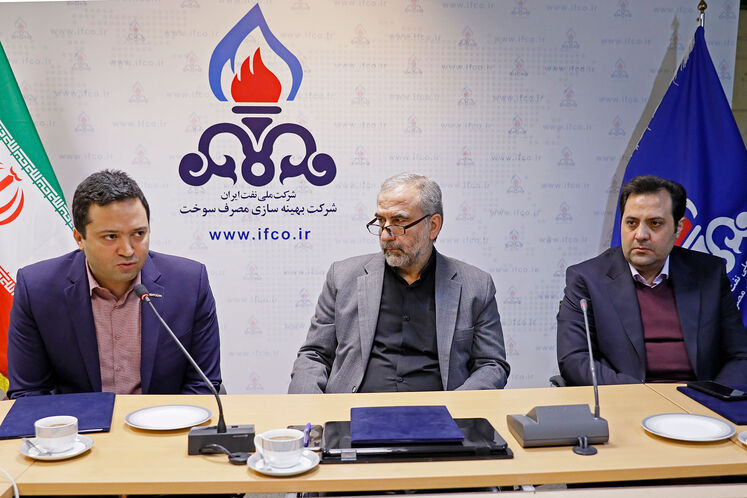 از راست: ساجد کاشفی، سرپرست مدیریت انرژی و کربن شرکت ملی گاز ایران، حسین آبنیکی، مدیرعامل شرکت بهینهسازی مصرف سوخت  و آرش بابایی، مدیرعامل شرکت توسعه سامانههای نرمافزاری توسن در آیین امضای تفاهمنامه مردمیسازی صرفهجویی مصرف انرژی
