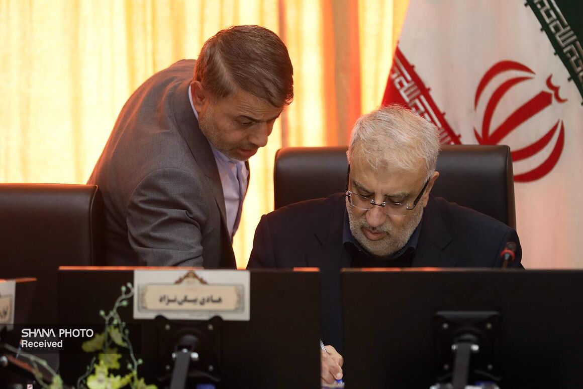 نشست کمیسیون انرژی مجلس شورای اسلامی با حضور وزیر نفت