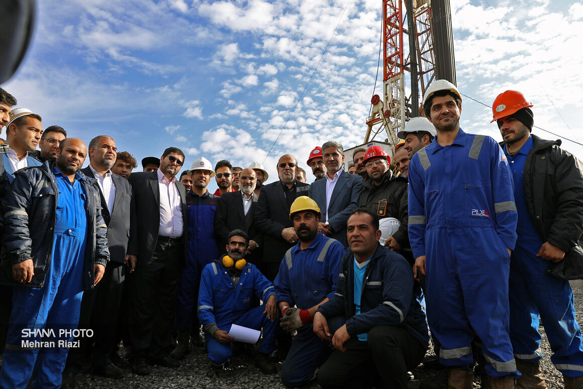 Owji visits Ziyar gas field drilling rig in NE Iran