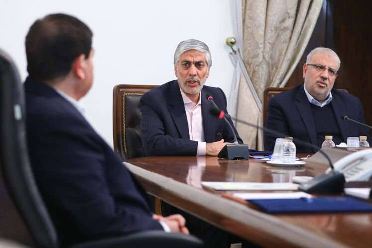 از راست: جواد اوجی، وزیر نفت و کیومرث هاشمی، وزیر ورزش و جوانان 