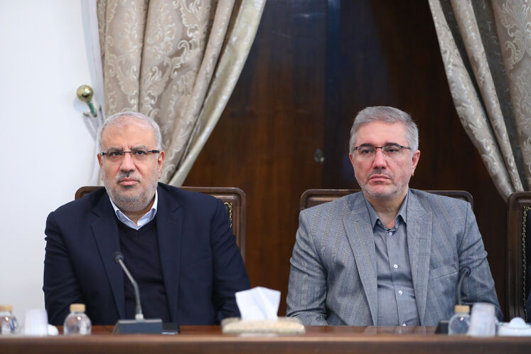 از راست: داود منظور، رئیس سازمان برنامه بودجه و جواد اوجی، وزیر نفت