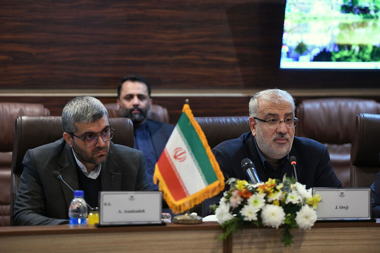 از راست: جواد اوجی، وزیر نفت و احمد اسدزاده، معاون وزیر نفت در امور بین‌الملل و بازرگانی